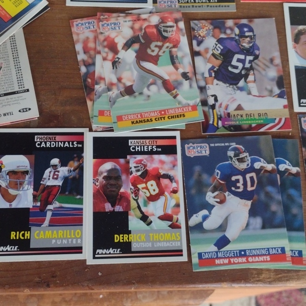 Assorted Football Trading Cards Collection - Picture 4 of 5